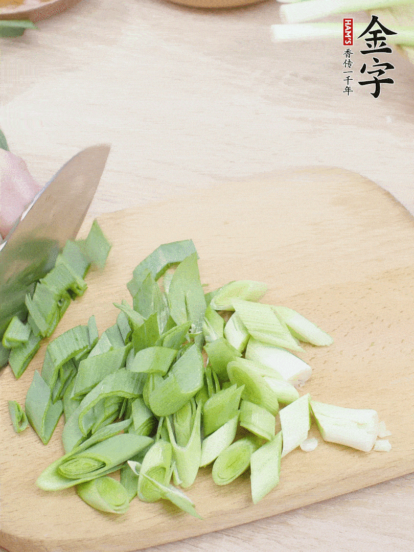 青蒜切段。（蒜白可以拍一下，再斜著切）