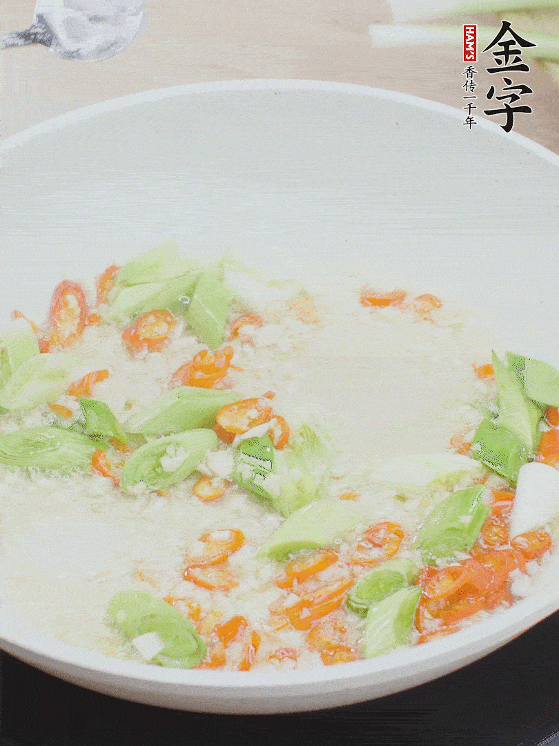 油5成熱時(shí)，下蒜末、辣椒、蒜白煸炒。