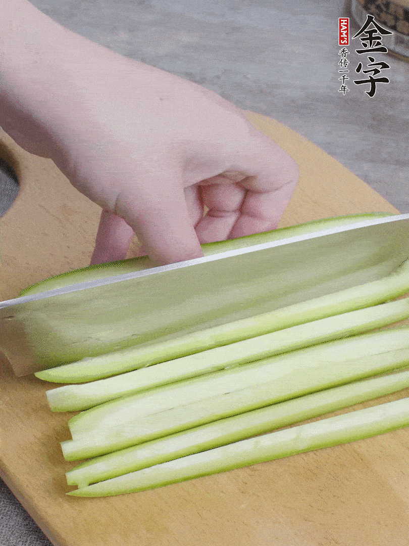 西葫蘆對(duì)半切，去瓤切條。