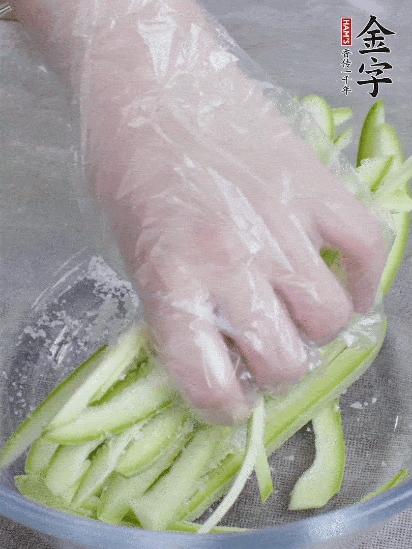 加鹽腌制15分鐘，清洗后擠干水份。