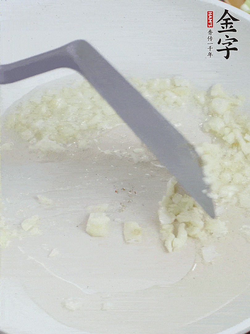 冷鍋熱油，下大蒜煎至兩面微黃。