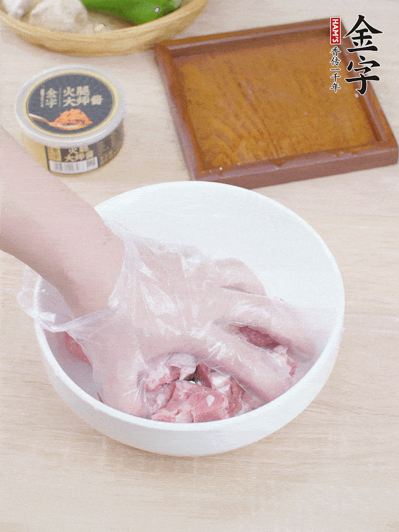 豬小排，加1勺料酒、1勺蠔油、1/3勺白胡椒粉、淀粉，抓拌均勻腌漬30分鐘。青椒去蒂去籽切塊。洋蔥去皮切塊。
