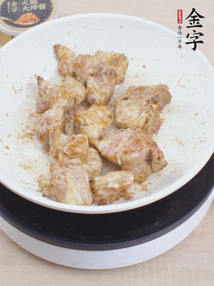 油4成熱，下小排煎炒至邊緣微微發(fā)焦。