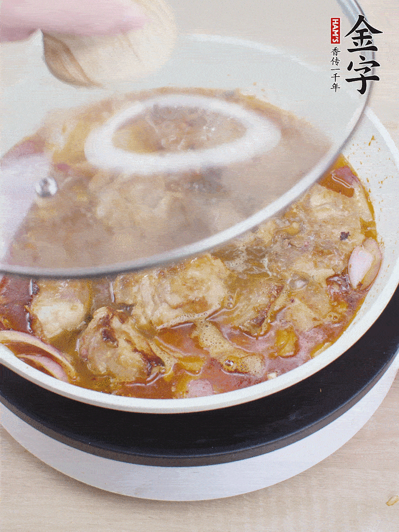 下小排翻炒，加1勺生抽、1點(diǎn)白砂糖和少許水燜2分鐘。