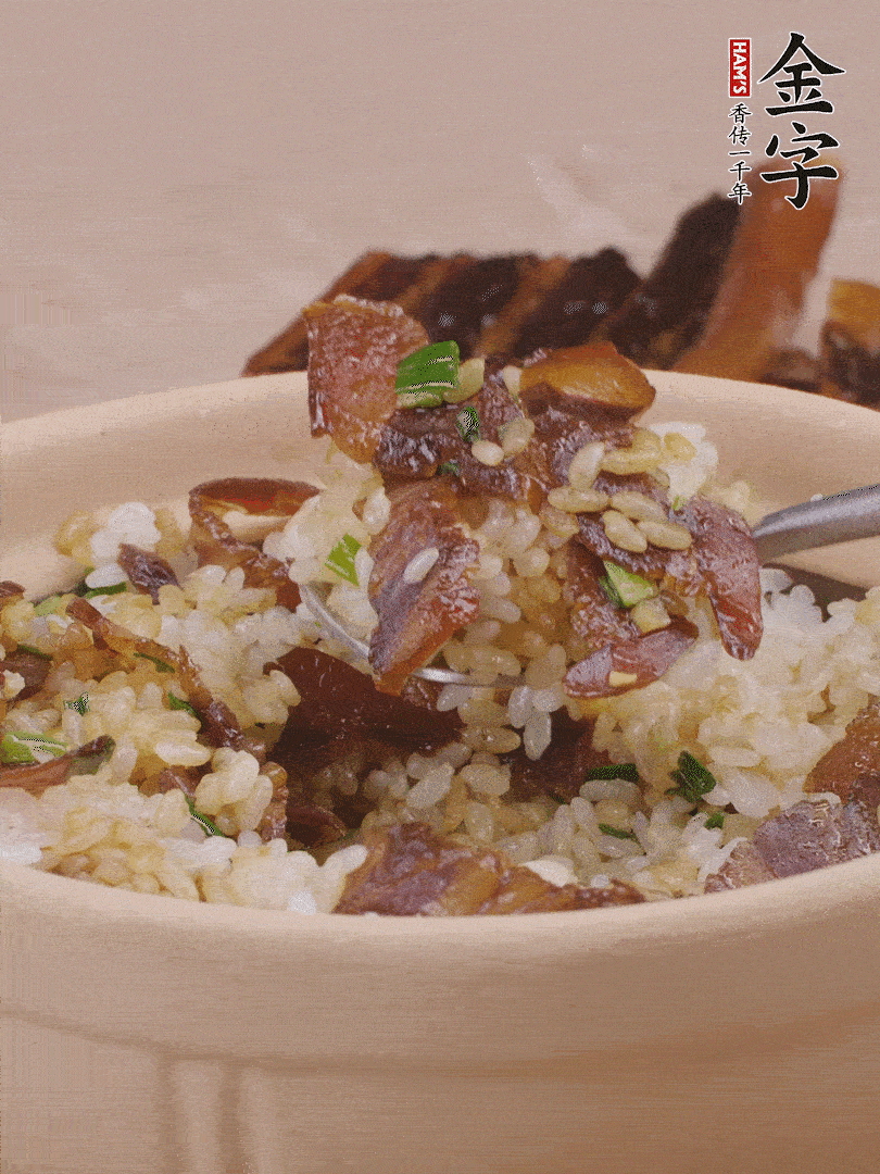 揭蓋后撒點蔥花裝飾，趁熱拌勻。