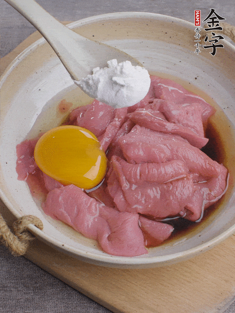 牛肉切片，雞蛋1個、水2勺、料酒1/2勺、生抽1/2勺、生粉1勺腌15分鐘。