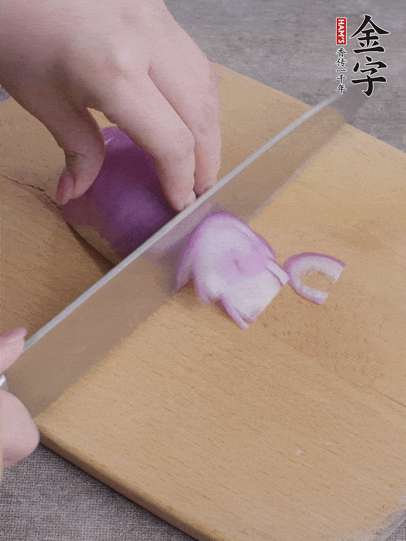 洋蔥切絲、蔥切段。