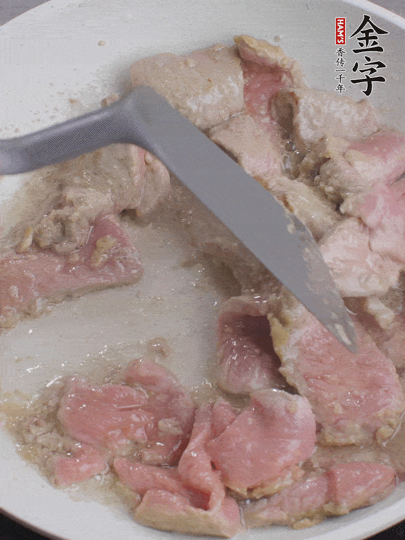 鍋中少油，下牛肉炒至變色。（盛出來）
