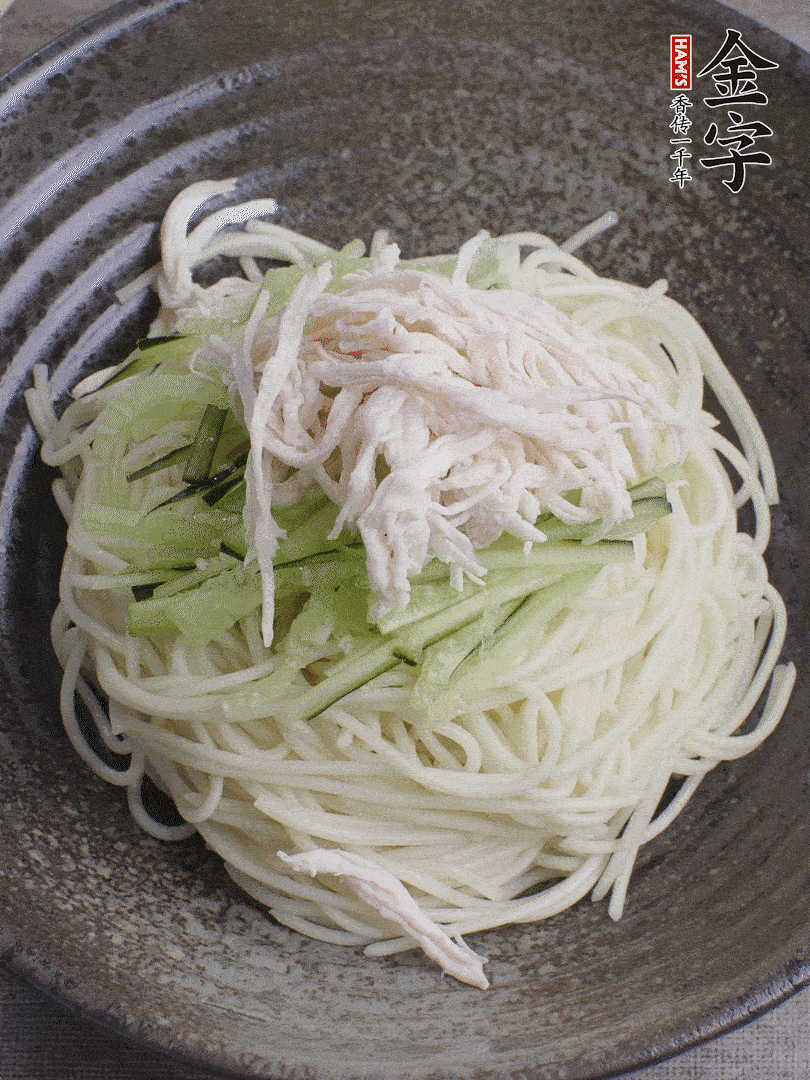 堿水面（熟）倒入大碗中，鋪上黃瓜絲、雞絲。