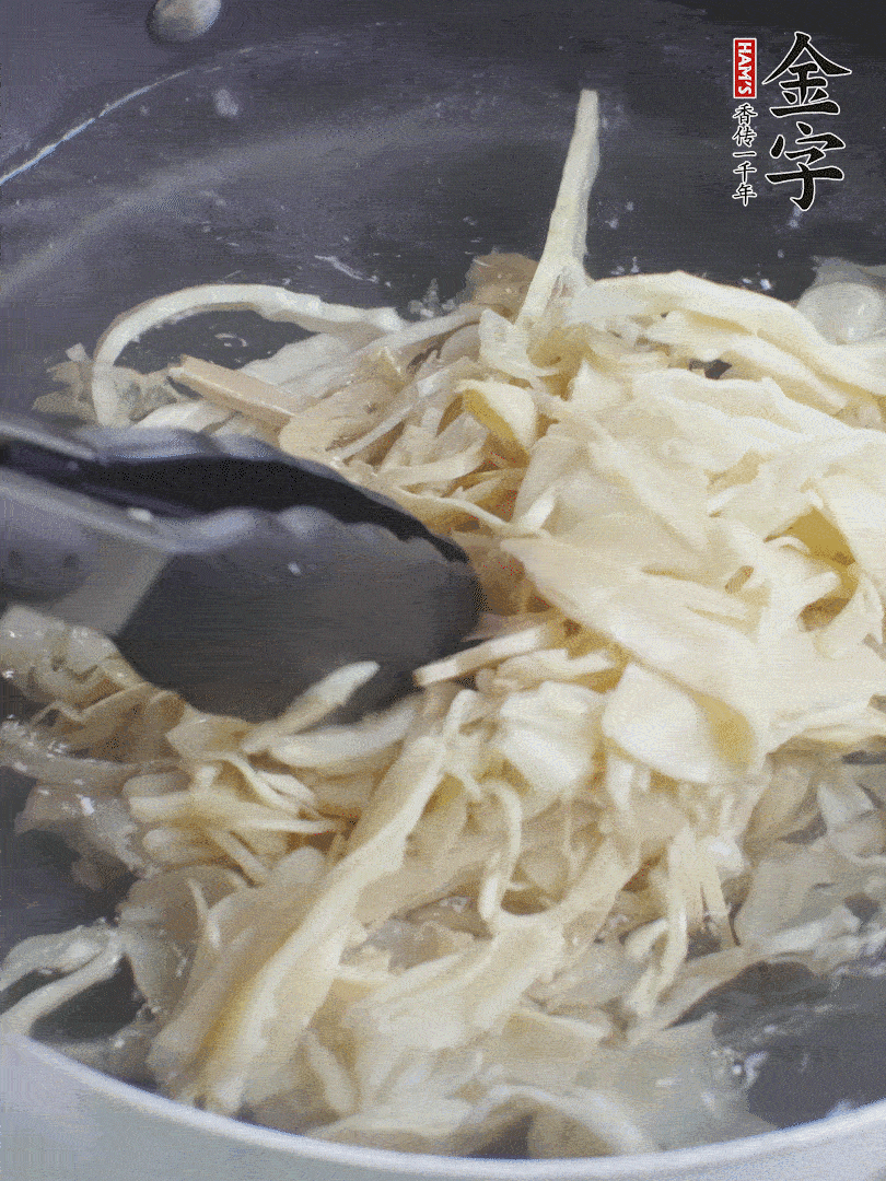 糯米筍焯水1分鐘，過涼水，擠干水份。