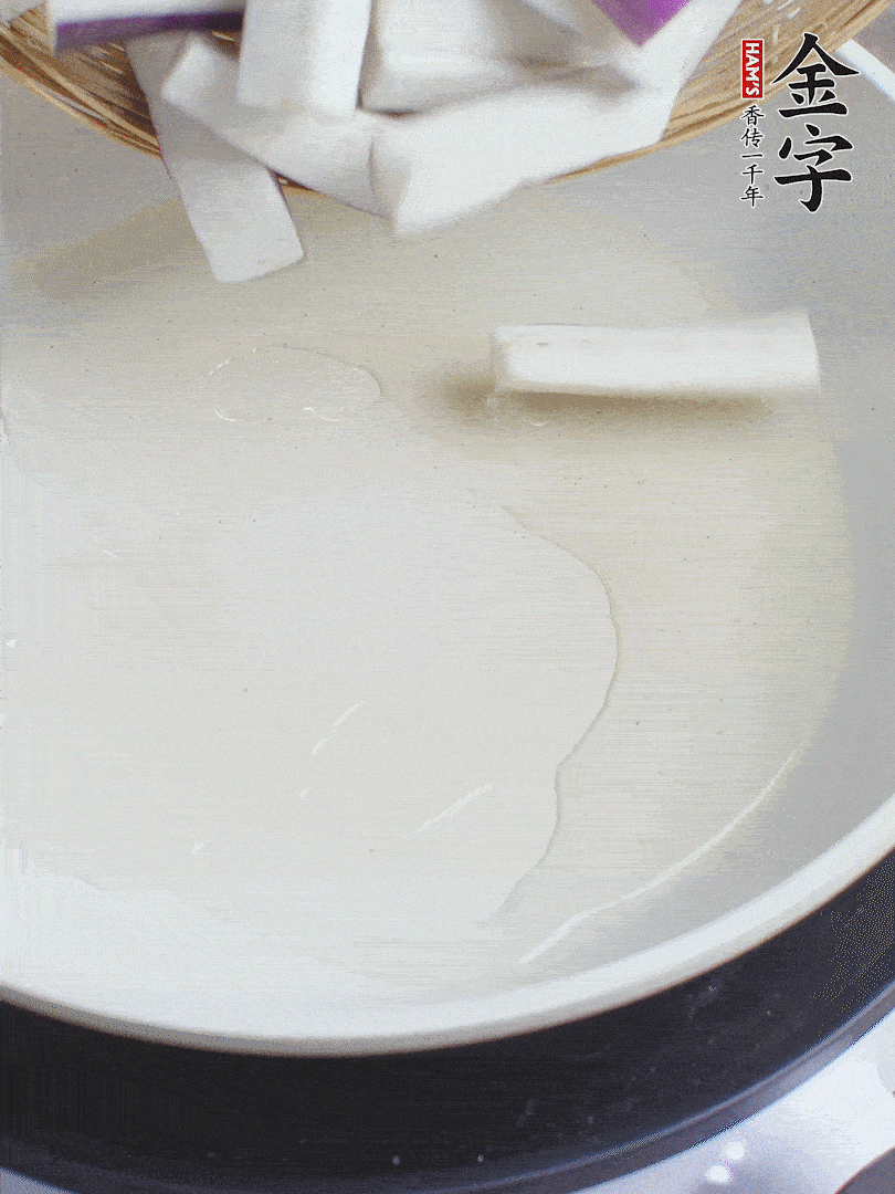 杭茄洗凈去蒂，縱向剖成4份，切成長(zhǎng)10cm左右的段。白洋蔥切絲?？谀⑾磧羧サ舯?。紅椒切菱形片。