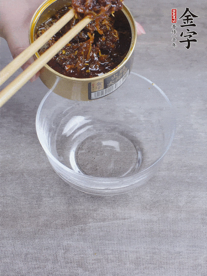 金字火腿大師醬2勺、醬油1勺、白砂糖1/2勺調(diào)勻。