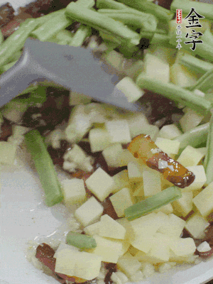 下蒜末、豆角、土豆塊翻炒。