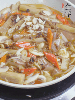 撒蒜末、香菜末。