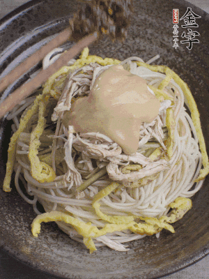生抽1勺、醋1勺、芝麻醬1勺、金字火腿大師醬1勺。