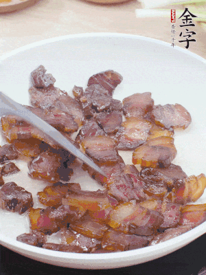 熱鍋少油，醬油肉煸出油脂，盛出。