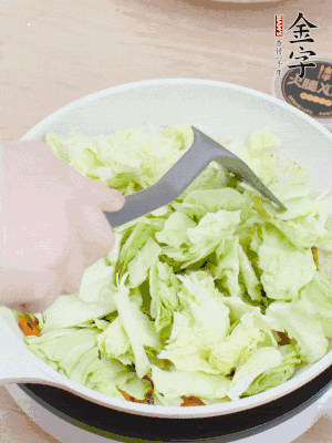 下卷心菜翻炒。