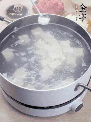 豆腐切成大小均勻正方體，鍋內(nèi)放水，加一點(diǎn)鹽焯水10秒。