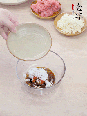 調(diào)料汁：金字火腿干貝醬2勺、剁椒1/2勺、生抽1/2勺、淀粉2勺、清水半碗。