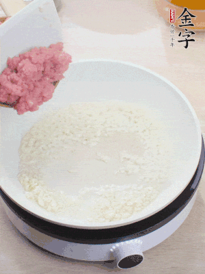 鍋內(nèi)熱油，蒜泥、牛肉泥炒至酥香。