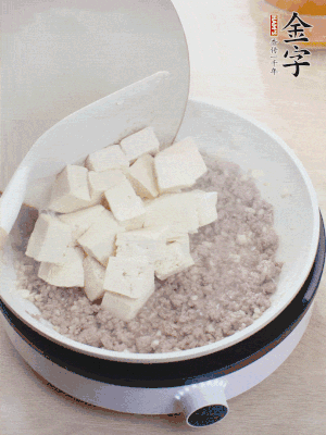 放豆腐翻拌均勻，倒料汁燜煮。