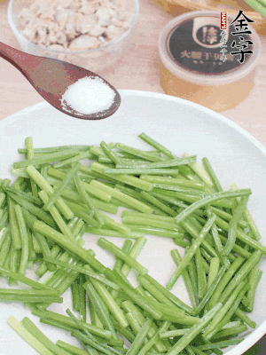 起鍋熱油，下韭菜苔炒至變色。加少許鹽。