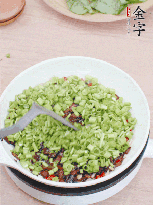 下菜梗翻炒，混合醬油肉。
