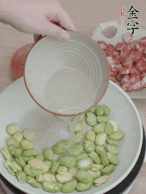 鍋中少油，下蠶豆略炒，加1/2勺鹽、一點(diǎn)糖、少許水炒勻。