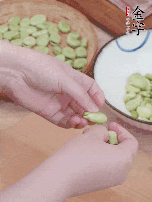 蠶豆剝殼，去掉豆衣，切碎。