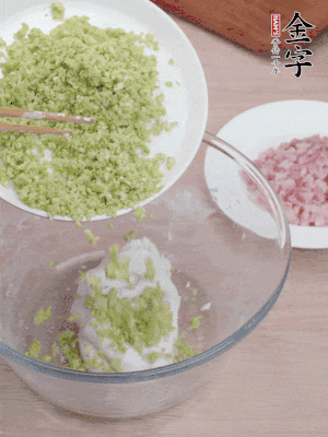 糯米粉邊揉邊加水，成團(tuán)后揉進(jìn)蠶豆、咸肉。