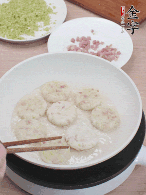 鍋中涼油，慢煎至兩面有脆殼。（油可以多一點(diǎn)）