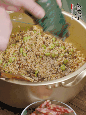 再附一張粽子，一齊向后折疊，線繩捆綁。