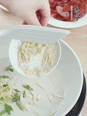 油4成熱，下蔥姜蒜、干辣椒、花椒煸出香味。