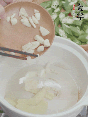 砂煲熱油，姜蒜、辣椒煸香。