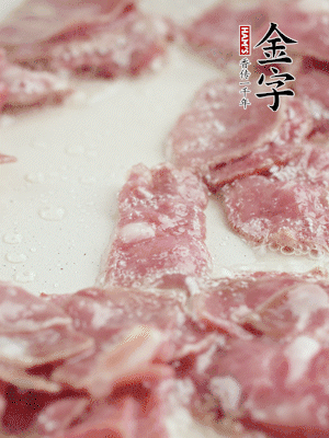 炒鍋熱油，下培根火腿煸炒。
