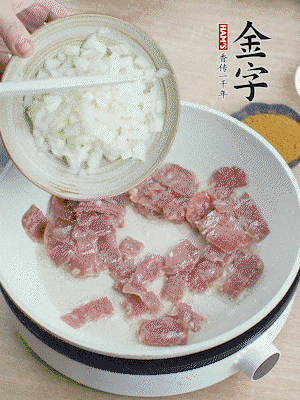 依次下洋蔥、紅菜椒、豌豆粒、玉米粒翻炒均勻。