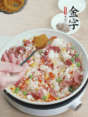 1勺咖喱粉、1/2勺鹽，少許黑胡椒碎炒均。