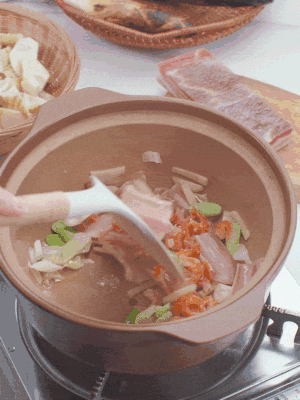 砂鍋中倒入油，放入姜片、蔥段、咸肉、海米炒出香味。