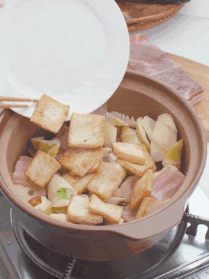 依次下春筍、豆腐，開水沒過食材。