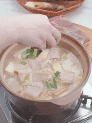 一小撮鹽、糖、雞精調(diào)味，最后撒點蒜葉點綴。
