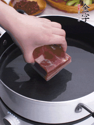 金字淡咸肉冷水入鍋煮15分鐘。
