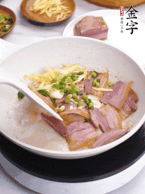 咸肉入鍋里煎至微金黃，下蔥姜蒜，撒幾顆花椒。