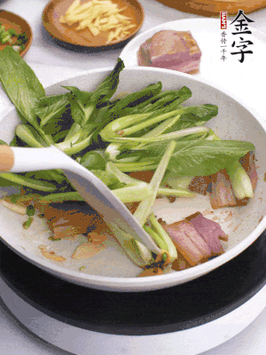 下小青菜翻炒，菜梆子變軟時(shí)，撒一點(diǎn)鹽、雞精調(diào)味。