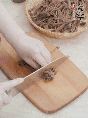 干茶樹菇浸泡過夜，去老根焯水，擠干水份。