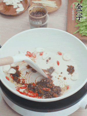 熱鍋涼油，姜蒜、辣椒、金字火腿xo醬炒香。