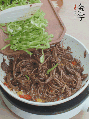 水分煸干，下青椒絲快炒1分鐘。