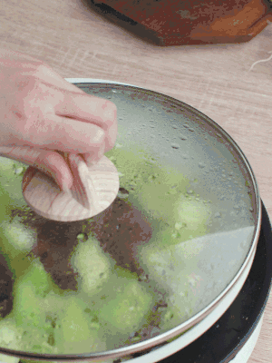 西葫蘆略出水時(shí)，加一小撮鹽調(diào)味。