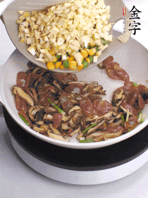 鍋里熱油，爆香蔥白，下香腸片炒至微微出油，加時(shí)蔬粒、香菇粒、春筍粒翻炒均勻。