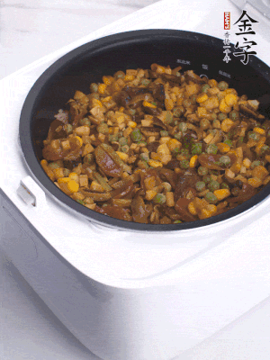 電飯煲按煮飯鍵，出鍋撒蔥花。