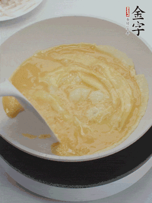 2個(gè)雞蛋炒散。